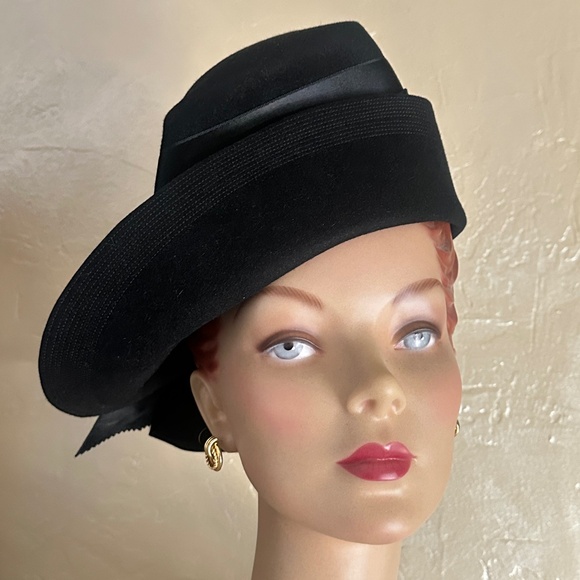 IMPRESSIVE 1940s' BLACK FELT HAT + TOPSTITCHED BRIM & SATIN BANDS & BOW - Picture 1 of 13